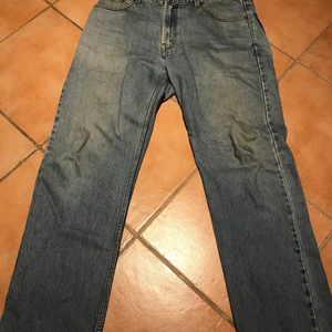Ljusblåa Levi’s jeans.  - Ljusblåa Levi’s jeans i väldigt gott skick. W36 L32.