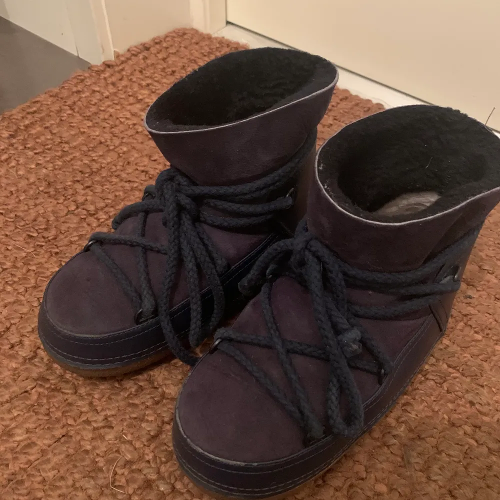 Marinblå Inuikii boots i den större modellen, använda men i bra skick. Skor.