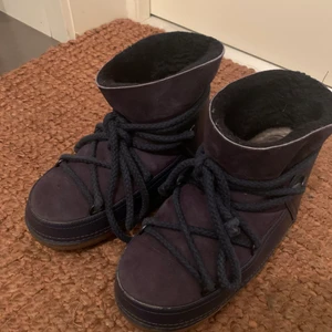 Inuikii skor - Marinblå Inuikii boots i den större modellen, använda men i bra skick