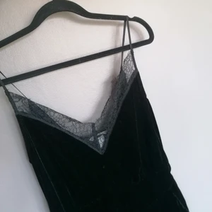 Sammets jumpsuit - Så mysigt jumpsuit i sammets material och spets i urringning. Passar både till mys och fest, kanske till jul? 😍 Passar en XS-S. Inte så stretching men lite. Går in i midja och ger en sjukt fina form. Lagom lång för mig som är 170.