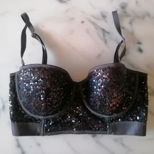 Glitter BH - Asball mörkblå/lila bh med paljetter från Hm! Storlek 75D, men är stretching och kan passa många🌟 endast använd ca 2 gånger Pga fel storlek. Så snygg att ha under en kavaj eller skjorta, kanske till nyår? 😍 Stabil modell som är lite mer täckande. 