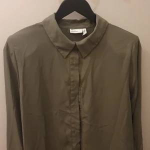 Skjorta från ASOS oanvänd - Grön skjorta från ASOS Design. Strl: EU40. Aldrig använd. 