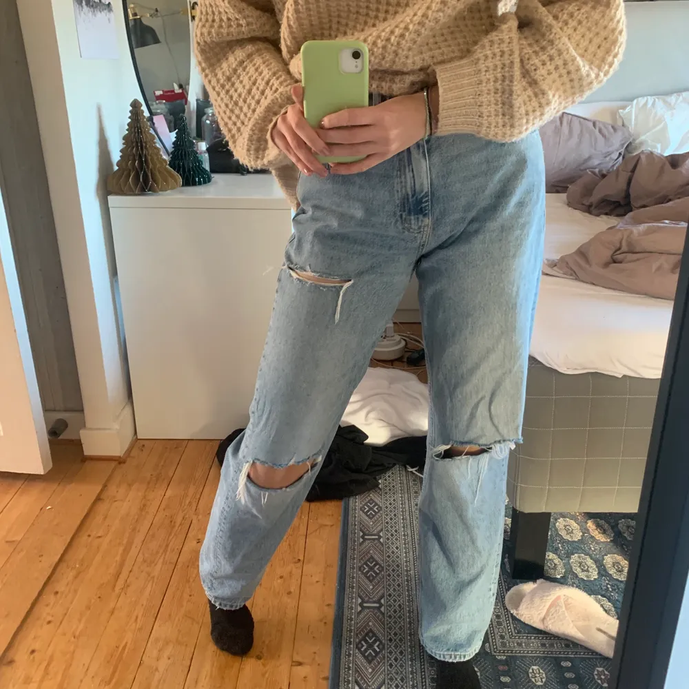 Jeans från Gina tricot som ej använt många gånger, köpte för 600kr på Nelly! Jag är 175 cm och dem är perfekt långa för mig!. Jeans & Byxor.