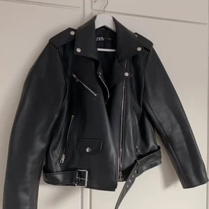 Svart skinnjacka  - Svart skinnjacka från Zara i storlek Xl men skulle mer säga att den sitter som M. Välanvänd med inga defekter. Skriv för mer bilder. Budgivning om fler är intresserade❤️
