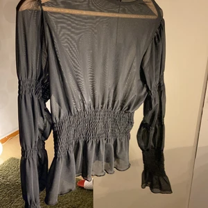 Mesh tröja  -  Mesh tröja med resår detaljer i armar och midja. Aldrig använd från nakd