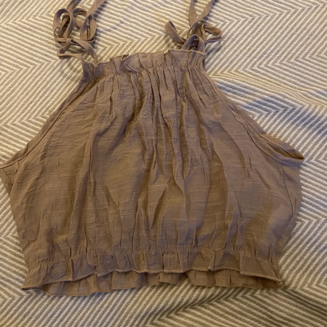 Beige tanktop med knyte