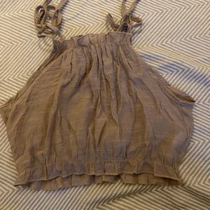 Beige tanktop med knyte - Jättesött linne från shein med knyte i armarna, linnemagerial och är lite genomskinlig i tyget. går att justera armarna genom att knyta i axlarna🤎 storlek L men passar mer på S/M