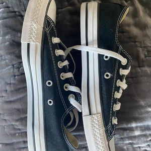 Converse Chuck Taylor - Storlek 39 på skorna. Jag fick dessa för drygt ett år sedan men är för stora för mig. De är nästan helt oanvända men de går att putsa till! 🤩