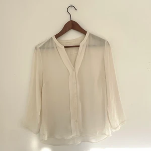 Blus från Filippa K - Gräddvit blus från Filippa K i chiffong-liknande material!🕊