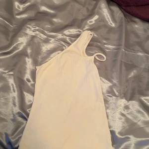 Oneshoulder linne från Nelly - Helt nytt, endast testat, storlek small