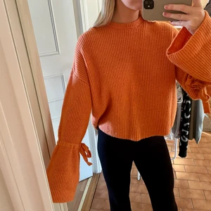 Stickad tröja - Supermysig stickad tröja med knyten runt armarna🧡 från Nakd, storlek M, köparen står för frakt!