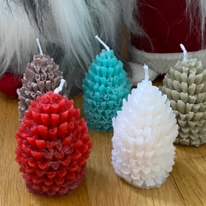 Hemmagjordaljus  - Vi har granar men även kottar, dessa ljus brukar ta slut väldigt fort så passa på nu när de finns inne 🧑🏼‍🎄 även dessa finns att beställa i doft av kanel & i alla färger som önskas 