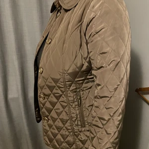 Michael Kors quiltad jacka - L  - Quiltad jacka från Michael Kors i beige med guldiga detaljer. Storlek L. Superfin. Använd 2 gånger. Som ny. DM för fler bilder. Nypris 3995. 