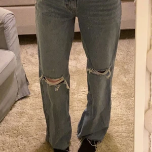 Blå jeans från Zara - Supersnygga blå jeans från Zara! Knappt använda eftersom dom är för stora för mig. Är i storlek 36,S och köpte dom för 399 kr! 