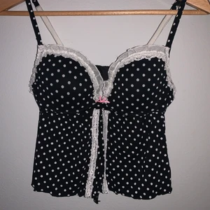 Prickig söt topp - SUPERSÖTT linne/topp med prickar och en söt rosa rosett från victoria secret, använt ett antal gången men säljer då den inte kommer till användning och den är lite för liten för mig :)<3