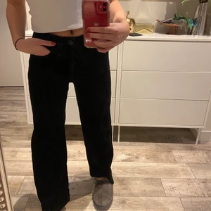 Svarta byxor  - As snygga svarta manchesterbyxor!! Sparsamt använda. Budgivning om fler är intresserade. Köpare står för frakt. 
