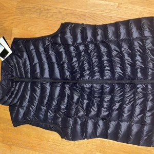 Svart väst från everest - Svart väst fråb Everest aldrig använd prislapp kvar storlek 40. Lägg i leverans påsen till idag då jag packade upp den pga beställde två storlekar och returnerade aldrig denna. Inköpt för 500kr säljs för 400kr pris kan diskuteras vid snabb affär.