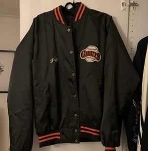 Svart baseballjacka - Svart baseballjacka i jättefint skick! Storlek XL men den passar även L. Kom med bud 