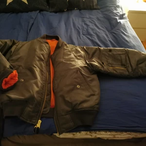 Grön bomberjacka  - Fin hel och ren strl xs men är som en M 