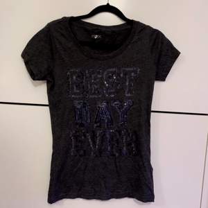 En tröja köpt i LA. ”Best day ever” HALVA PRISET PÅ FRAKTEN 