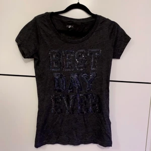 Glittrig tröja - En tröja köpt i LA. ”Best day ever” HALVA PRISET PÅ FRAKTEN 