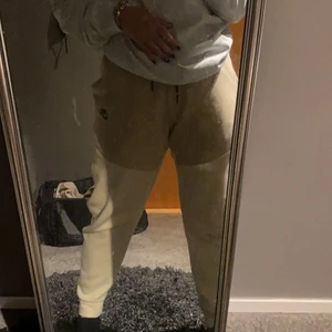 Nike Tech Fleece - Säljer dessa otroligt fina byxor från Nike (tech fleece),  färgen beige och färgen är sällsynt därför svår att få tag i och slutsåld överallt, storlek M (herr) 