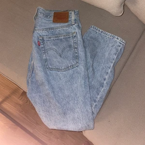 Levis 501 cropped W28 L30 - Levis 501 cropped, knappt använda. Skitsnygga på!! 