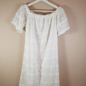 Klänning  - Vit off shoulder klänning med knytning där bak. Använd en gång 