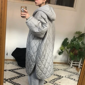 Jacka - Grå dumparkas/kappa från zara med luva, så fin och mysig!!