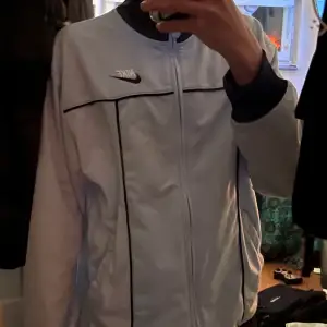 Helt strong zip up tröja från nike. Köpt i london, bra skick. Den är stor i storleken, det är närmare 172 än 152…