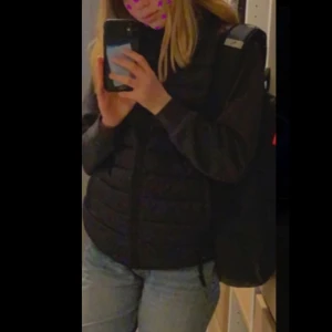 Everest väst  - Säljer nu min Everest väst pga att den inte kommer till användning längre, den funkar bra men ibland kan de va lite svårt att stänga dragkedjan men annars funkar den bra, skriv privat om ni vill veta mer om västen 