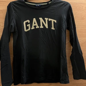 Gang långärmad  - En marinblå långärmad från Gant! Väl använd! Hör av er vid frågor eller fler bilder🥰