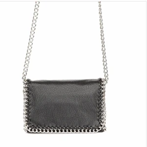 Tiamo - Söker!! En sån här tiamo väska i svart i storleken s inhäfta spelar inte jätte stor roll, pris högst 270kr🥰 kontakta mig om ni säljer en!!