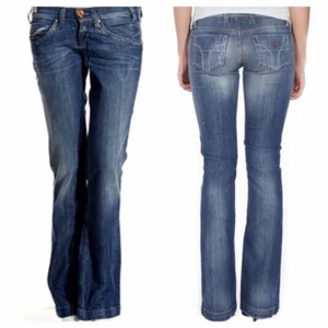 Miss Sixty Jeans, Boot Cut ”Ex Love”, 27 - Sååå jäkla snygga jeans från the 00’s! Låg midja, snygga detaljer som slitningar och sjukt gulliga prickiga innerfickor. Älskar dessa men de har blivit för små för mig! 🙈  Midja ca 38cm rakt över. Innerbenslängd ca 78-80 cm.  Kan skicka eller mötas i Stockholm! 🌸