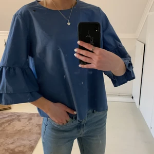 Söt tröja i Storlek S - Söt blå somrig tröja i storlek S från märket Marled. Köpt secondhand och är så söt och luftig att ha på sig, passar bra på sommaren. Knapp använd något. 100kr