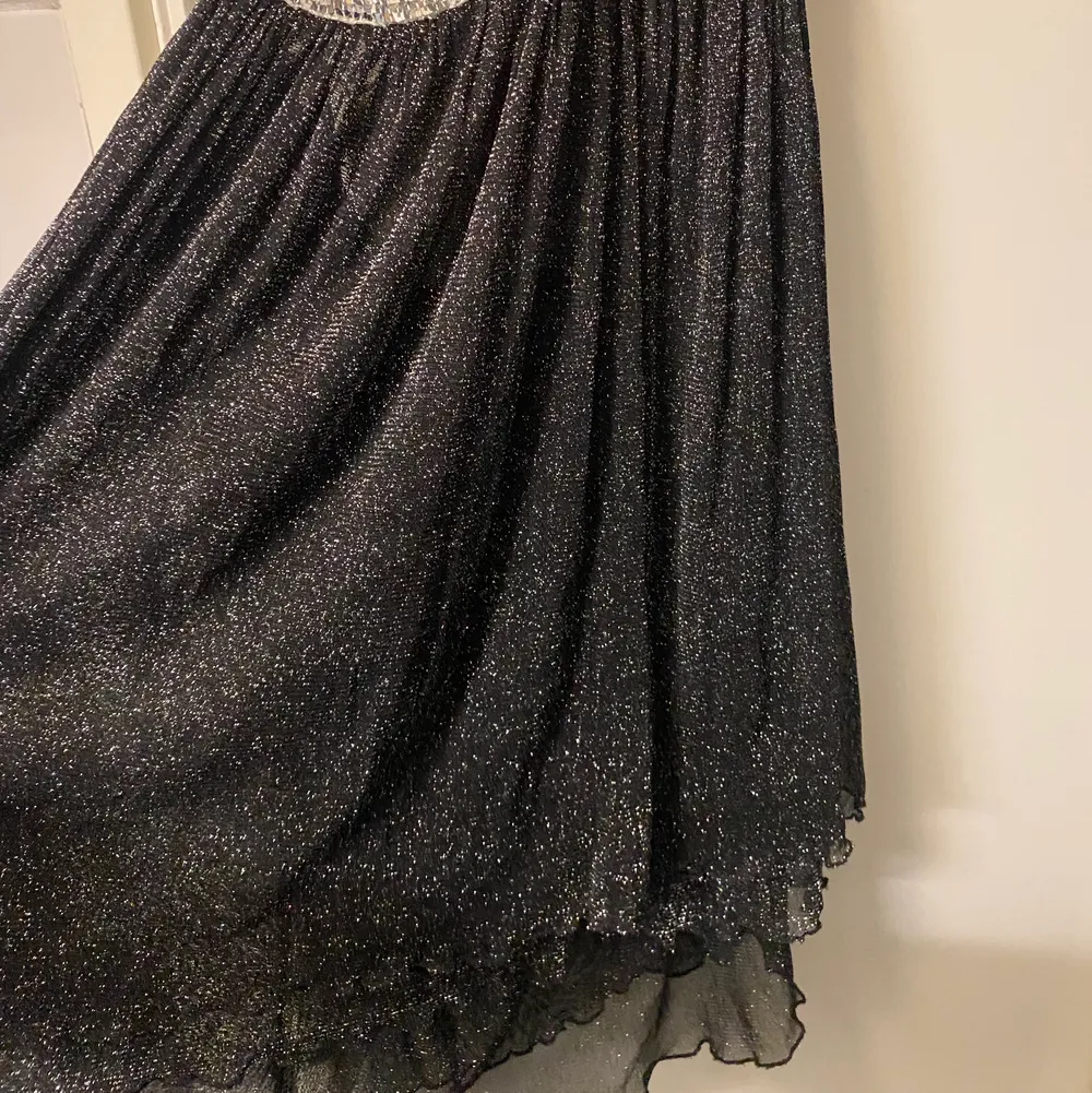 Jätte fin klänning med öppen rygg,tyvärr har den aldrig kommit till användning och därför oanvänd storlek S/M. Den är svart och glittrig. Klänningar.