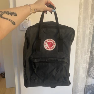 Kånken Ryggsäck - Säljer min svarta kånken eftersom att den bara legat i garderoben på senaste. Använd men i fint skick utan fel. 