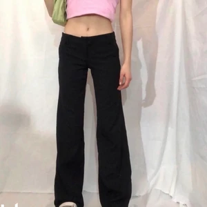 Lågmidjade kostymbyxor - Säljer dessa lågmidjade kostymbyxor liknande första bilden som är köpta här på Plick, jag är 168cm lång💕 ❗️( första bilden lånad )❗️ bud:230kr