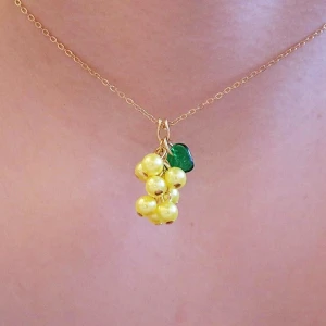 Handgjort halsband  - Handgjort halsband. Föreställande en druvklase. Kedjan är 42cm lång.