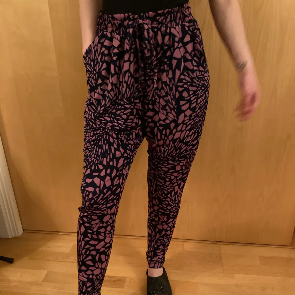 Super soft and comfortable yoga pants from Ilse Jacobsen, with psychadelic purple patterns. Great condition, used only a few couple times. Curves the curves.. Jeans & Byxor.