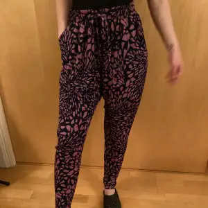 Super soft and comfortable yoga pants from Ilse Jacobsen, with psychadelic purple patterns. Great condition, used only a few couple times. Curves the curves.