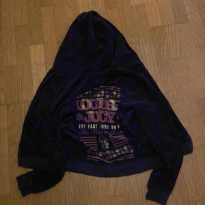 Juicy couture - En asfet juicy couture kofta som är köpt på sellpy men är använd av mig ett fåtal gånger. Skriv gör mer information. Pris kan diskuteras. Storleken är L men är en väldigt liten modell så den passar på xs