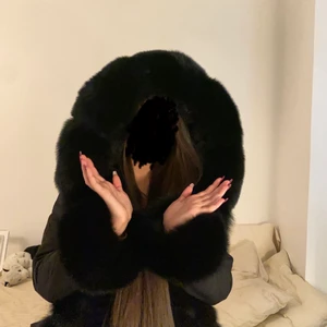 Fatima parkas jacka  - Säljer min Fatima Parkas jacka som är köpt från Femenina of Sweden. Har använt den 1 vinter och sedan köpte en canada goose istället. Det är äkta päls i storleken XS, som ny och inte alls sliten, fortfarande jättefint material! Köpte den för 4000kr och eftersom den bara är använd en vinter säljer jag den för 2500 (pris kan diskuteras vid seriöst köp!!) kan träffas i Stockholm annars står köparen för leveransen!