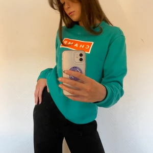 Färgglad Tjocktröja 🌵🍊🥝 - En mysig tjocktröja som är köpt på Carlings, i väldigt gott skick och super härliga färger 😁 Storlek S och jag är 175 cm! <33