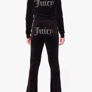 Juicy set med paljetter storlek S - Säljer denna dress pågrund av att jag aldrig använt den och känner även att den aldrig kommer komma till användning. Båda delarna är storlek S