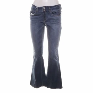 lågmidjade jeans storlek S - Säljer dessa jeans som jag köpt på sellpy. Det är endast testade av mig men passar inte mig så bra runt midjan tyvärr. Skit snygga trendiga jeans som passar till vardags som till fest!✨✨👖👖😌 buda i kommentarerna och skriv till mig vid intresse!!