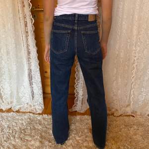 Row jeans från Weekday i storlek W25L32, väldigt bra skick och supersnygga 🌸