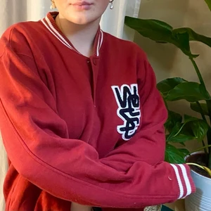 College kofta - Vintage röd college kofta, är en S och sitter oversize på mig (som en L) väldigt fint skick💫