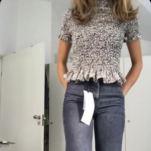 Blommig blus från & other stories  - En blommig blus från & other stories. Är i ett stretchiga material och har en liten krage! Storlek 34💛🖤