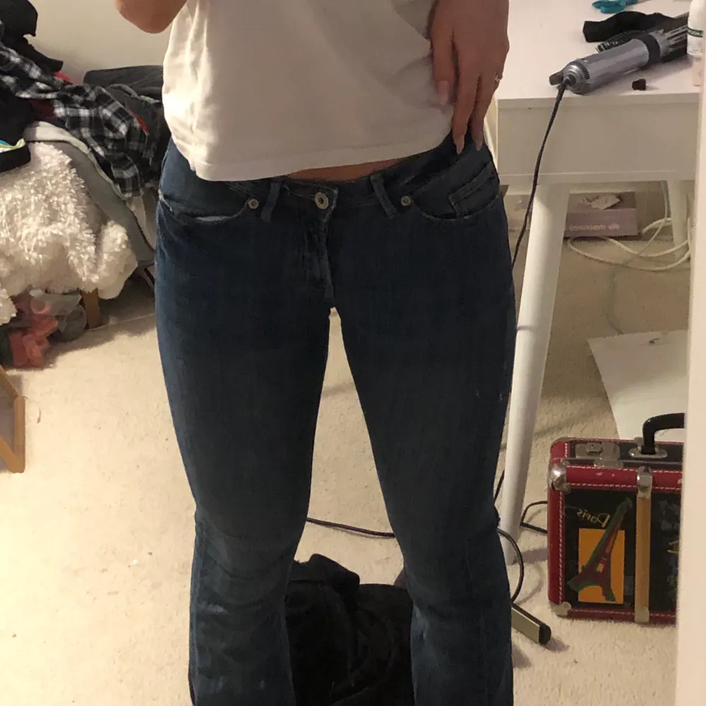 Lågmidjade marinblå jeans! Var mina favoriter men säljer de nu för att de har blivit för korta för mig!❤️. Jeans & Byxor.